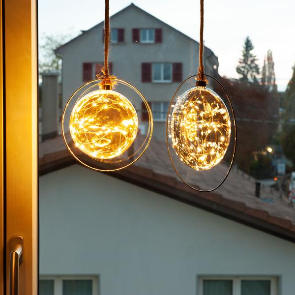 LED Hängekugel-Deko beleuchtet - Flache Christbaumkugel für Fenster- & Türdeko - Ø 15 cm, bernstein - Magische Weihnachtsdeko zum Aufhängen