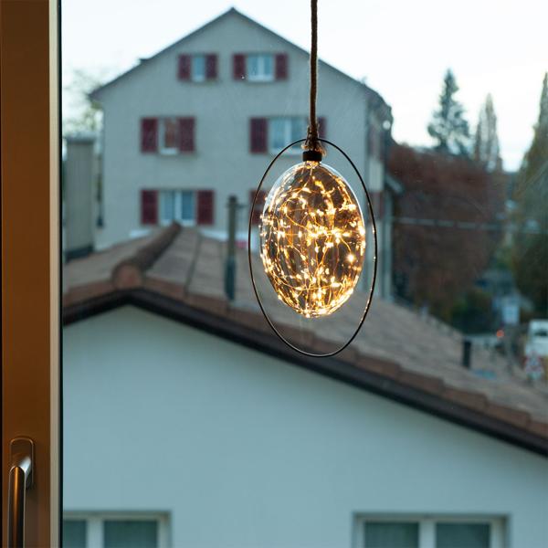 Flache LED Hängekugel-Deko - Zauberhafte Weihnachtsstimmung für Fenster & Türen - Glas, Ø 18 cm, grau/braun, inkl. Schnur, batteriebetrieben