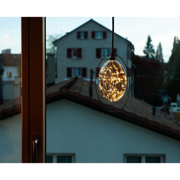 Flache LED Hängekugel-Deko - Zauberhafte Weihnachtsstimmung für Fenster & Türen - Glas, Ø 18 cm, grau/braun, inkl. Schnur, batteriebetrieben
