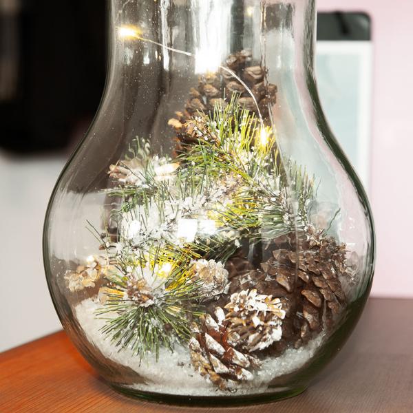 Weihnachtsdeko Glühbirne - mit 10 LEDs & Tannenzapfen - Dekoratives Deko-Licht für festliche Atmosphäre - 8x3x16cm Glas - Einzigartige Weihnachtsdekoration