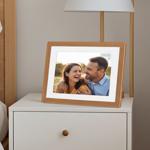 Digitaler Bilderrahmen in edlem Rahmen in heller Holzoptik mit App-Steuerung ...