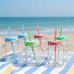 Retro-Trinkgläser mit buntem Deckel, Henkel und Trinkhalm: Ein 6er-Set für Li...