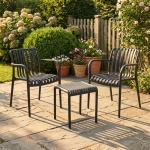 Modernes Bistro-Set: 2 Gartenstühle mit Armlehnen & ein schicker Beistelltisc...