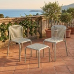 Ergonomisches Balkonset: 2 Gartenstühle stapelbar & ein moderner Beistelltisc...