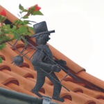 Dachrinnen- und Zaunfigur Schornsteinfeger im edlen Kupferlook – Witzige Meta...