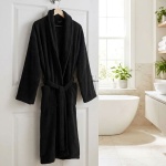 Bequemer Bademantel in Schwarz aus 100% Baumwolle und Frottier mit Schalkrage...