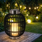 Stilvolle Solar-Gartenlaterne in Rattan-Optik: Edelstahl-Ringe, LED-Kerze, 35...