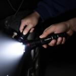 LED-Taschenlampe - robustes Vollmetallgehäuse IPX7 wasserdicht - 200m Leuchtw...