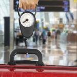 Kompakte analoge Kofferwaage mit integriertem Massband: Bis 35 kg – idealer B...