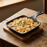 Quadratische Servierpfanne aus Gusseisen, 2 Henkel, Bambusbrett als eleganter...