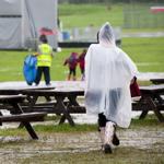 4er-Set Leichter Notfall-Regenponcho mit Kapuze: Transparenter Regenschutz (1...