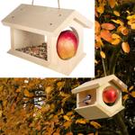 Nachhaltiges Fichtenholz-Vogelhaus: Gewinkelt, mit Edelstahl-Spieß. Aufhängba...